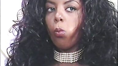 Une pute noire et rousse se fait baiser après une dure journée de travail