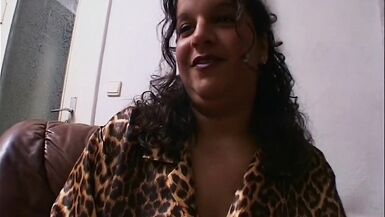 Dicke Hure mit riesen Titten fickt jeden Typ - 2 image