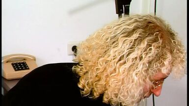 Der Dildo in der Haarigen Fotze drinne