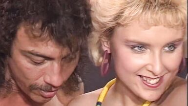 Milfs besorgen es sich heftig mit riesem Dildo Chef kommt und fickt sie beide - 4 image