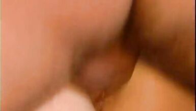 Une blonde se penche et se fait lécher le trou du cul. - 15 image