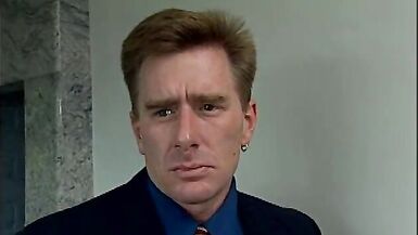 Une blonde se penche et se fait lécher le trou du cul. - 2 image