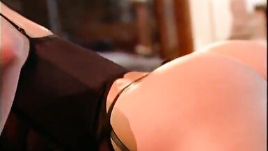 Une blonde se penche et se fait lécher le trou du cul. - 6 image