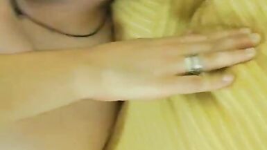 Luxueuse brune aux gros seins, baisée sur le lit et dans la cuisine - 12 image