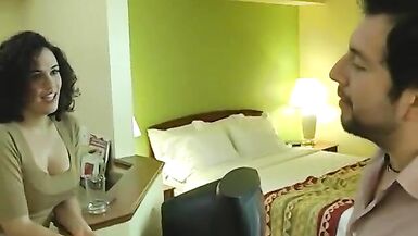 Luxueuse brune aux gros seins, baisée sur le lit et dans la cuisine - 2 image