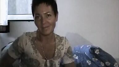 Chica de pelo corto se corre la primera vez a través de un consolador - 3 image