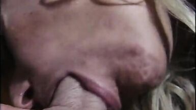 Une blonde se fait dévorer le trou du cul pendant quelle se fait sucer. - 12 image