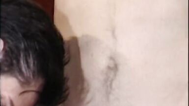 Une blonde se fait dévorer le trou du cul pendant quelle se fait sucer. - 7 image