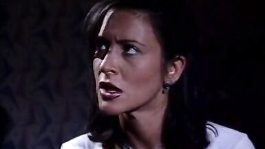 Regardez-la se faire plier en deux et baiser fort dans le cul.