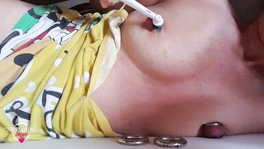 nippleringlover mère excitée se masturbant avec une brosse à dents chatte percée et mamelons percés à lextrême - 4 image