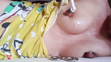 nippleringlover mère excitée se masturbant avec une brosse à dents chatte percée et mamelons percés à lextrême - 6 image