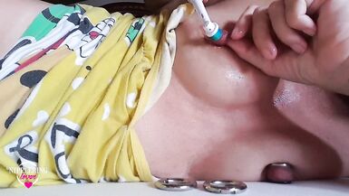 nippleringlover mère excitée se masturbant avec une brosse à dents chatte percée et mamelons percés à lextrême - 7 image