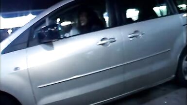 Une grande femme avec des piercings aux tétons se fait étouffer le visage par du sperme - 2 image