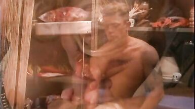 Une superbe blonde désirée se fait lécher la chatte et baiser dans le placard à fournitures sur la machine à copier. - 7 image