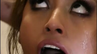 Une salope ébène prend une grosse bite dans son cul serré et reçoit un massage facial.