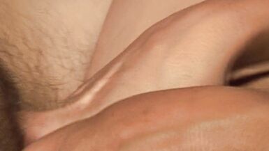 arsız milf kanepede tecrübesiz bir aygırı sikiyor - 5 image