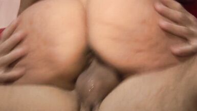 arsız milf kanepede tecrübesiz bir aygırı sikiyor - 9 image