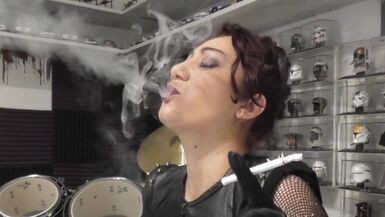 Mira de cerca como el humo - 1 image