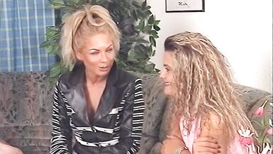 Sexsuechtige Blondine braucht es jeden Tag egal von wem - 2 image