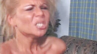 Sexsuechtige Blondine braucht es jeden Tag egal von wem - 8 image