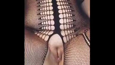 La MILF sexy fait couler son joli minou