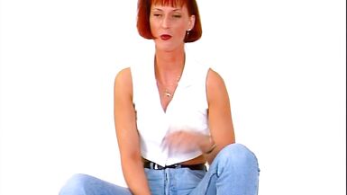 Rothaarige Lynn steckt sich den pinken grossen Dildo in Ihre Haarige Fotze - 3 image