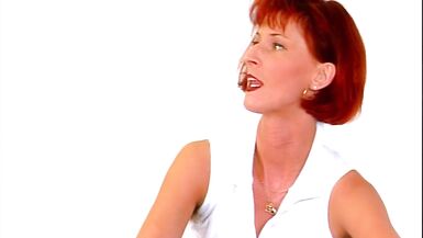 Rothaarige Lynn steckt sich den pinken grossen Dildo in Ihre Haarige Fotze