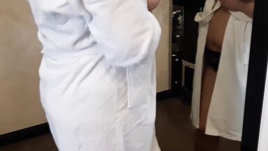 Une grande mère se fait baiser sur loreiller et obtient un orgasme dans un hôtel