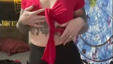 Une femme sexy essaie des tenues, se palpe et joue avec son PUSSY !!!