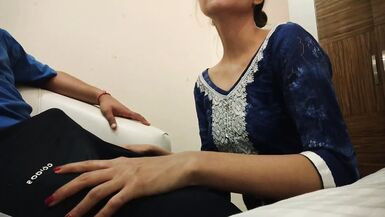 India Desi Bhabhi seduce electricista mientras está reparando. Pussy fuck hard in hindi audio Repair waale ne kiya - 1 image