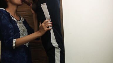India Desi Bhabhi seduce electricista mientras está reparando. Pussy fuck hard in hindi audio Repair waale ne kiya - 5 image