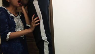 India Desi Bhabhi seduce electricista mientras está reparando. Pussy fuck hard in hindi audio Repair waale ne kiya - 6 image