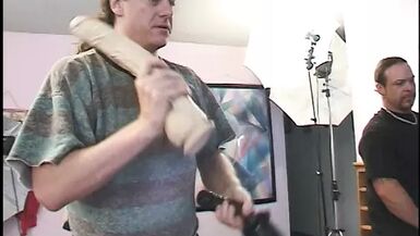 Deux énormes bites et des sex toys géants remplissent tous les trous dune salope blonde inexpérimentée.