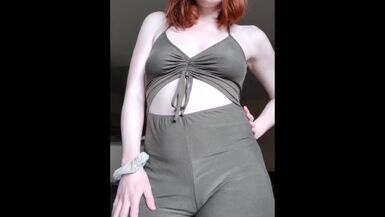 Sexy redhead milf twerking - 1 image