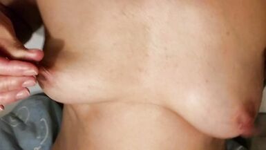 nippleringlover azgın milf 17 mmye kadar kancalarla meme piercinglerini geriyor yakın çekim