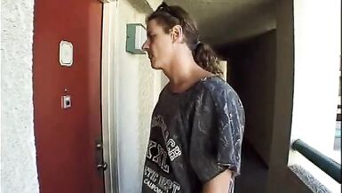 Une blonde chaude et inexpérimentée se fait baiser et se fait envoyer une charge chaude sur sa chatte.