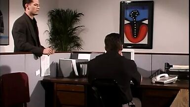 Un couple damis masculins quitte le bureau pour se rendre dans une boîte de strip-tease et baiser des strip-teaseuses.