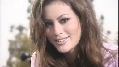 Après avoir sucé une bite, une jolie salope se fait lécher la chatte et baiser.