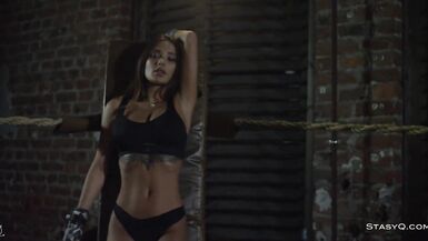 Bébé se déshabillant et taquinant sa chatte fraîchement rasée