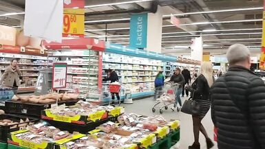 Baise publique avec Big Cucumber jusquà Squirt- Car Masturbation Street