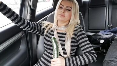 Squirt- Car Masturbation Streete kadar Big Cucumber ile Halka Açık Sikiş - 3 image