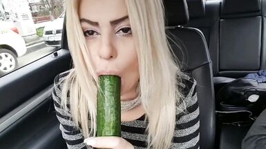 Squirt- Car Masturbation Streete kadar Big Cucumber ile Halka Açık Sikiş - 7 image