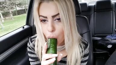 Squirt- Car Masturbation Streete kadar Big Cucumber ile Halka Açık Sikiş - 8 image