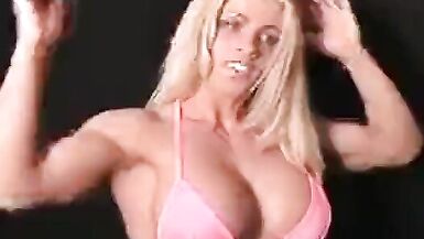 Melissa Dettwiller in piscina - 1 image