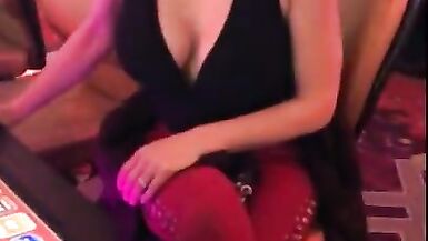 Une femme sexy rencontre son premier père noir dans un casino de Las Vegas - 2 image