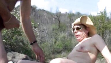 Dans les montagnes, un couple se propose pour un véritable amateur italien.