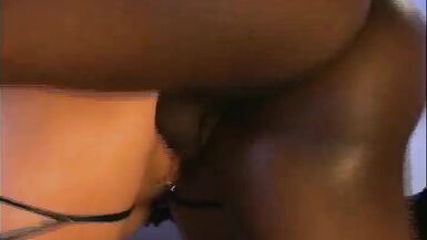 Nikki et Julie jouissent de deux bites dures lors dun quatuor infernal de DP - 8 image