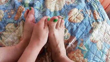 Fußmassage wird zur Masturbation - 12 image