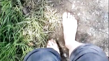 hiking barefoot in the mud, getting very dirty feet, feet fetish only ! - 12 image