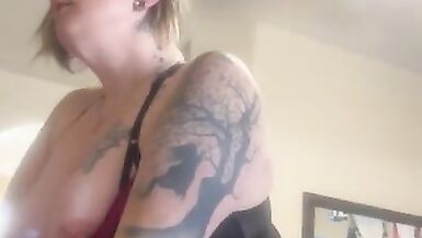 Baiser et milf excitée suçant ma bite sexy